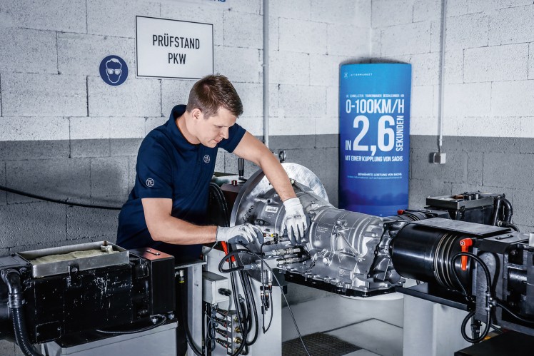 After repair and reassembly, the automatic transmission undergoes a final check-up on the ZF test bench.