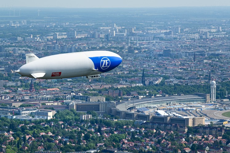 Lufthoheit: Der ZF-Zeppelin über dem Tempelhofer Feld in Berlin