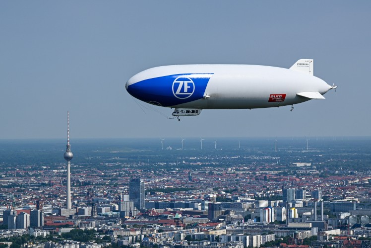 Lufthoheit: Der ZF-Zeppelin nahe des Berliner Fernsehturms