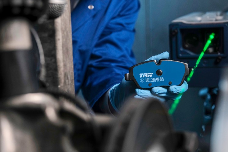 TRW Electric Blue: Bremsbelag für Elektro- und Hybridfahrzeuge mit Innovationspreis ausgezeichnet