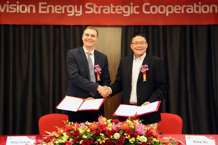 Mitja Schulz, Leiter von ZF Wind Power, und Xu Gang, Global VP von Envision Energy