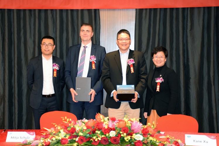 Von links: Sun Weidong, Leiter der Division ZF Industrietechnik in China, Mitja Schulz, Leiter von ZF Wind Power, Xu Gang und Lu Wei, beide Global VP von Envision Energy