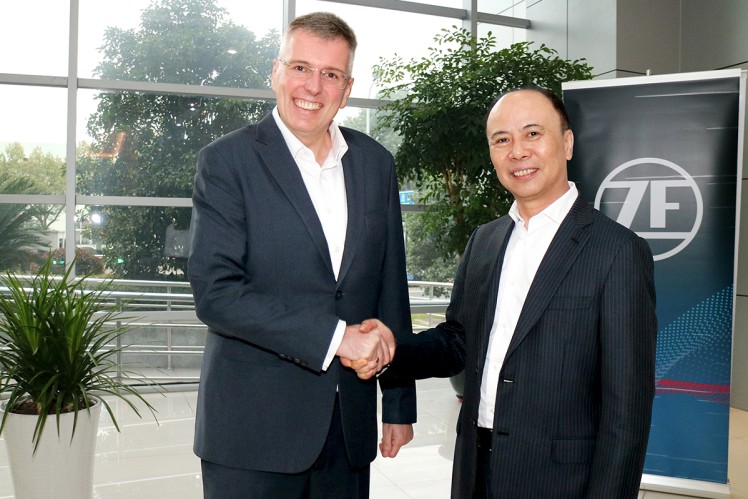 Dr. Holger Klein, Mitglied der ZF-Vorstands (links) und Chen Jiancheng, Chairman von Wolong Electric (rechts). 