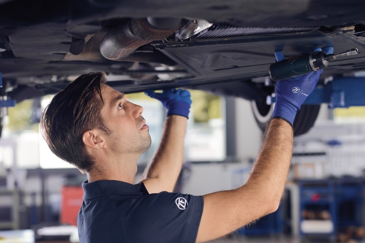 ZF Aftermarket: Essential Tips For Changing Transmission Oil in Hybrid Vehicles