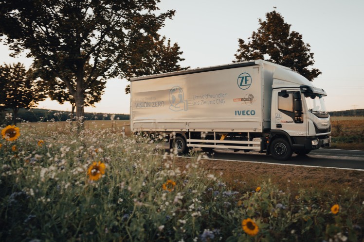 Jüngster Zugang der Flotte mit erdgasbetriebenen Trucks ist ein CNG-Lkw am ZF-Standort Brandenburg