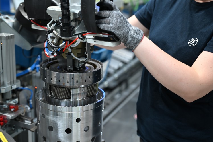 Assembly process at the workplace - ZF