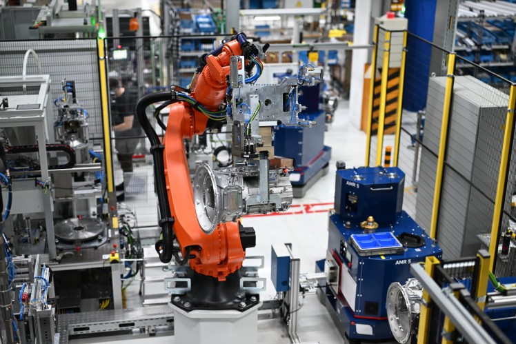 Montagelinie des „PowerLine“ mit AGV und Robotern