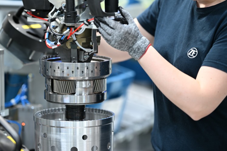 Assembly process at the workplace - ZF
