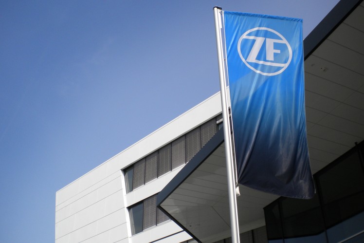 Flagge mit neuem ZF-Logo
