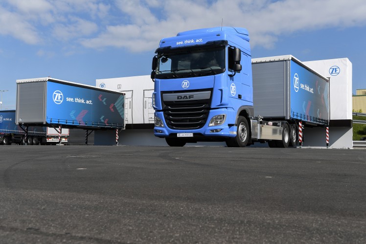 ZF Innovation Truck manövriert unbemannt über Betriebshöfe