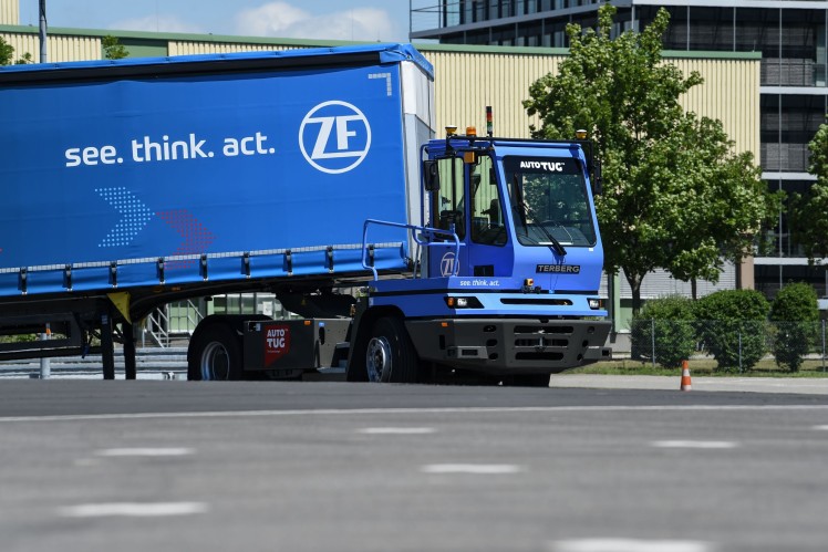 Autonomer Terminal Yard Tractor von ZF rangiert selbstständig Sattelauflieger 