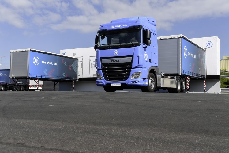 ZF Innovation Truck manövriert Wechselbrücken auf Betriebshof autonom und elektrisch