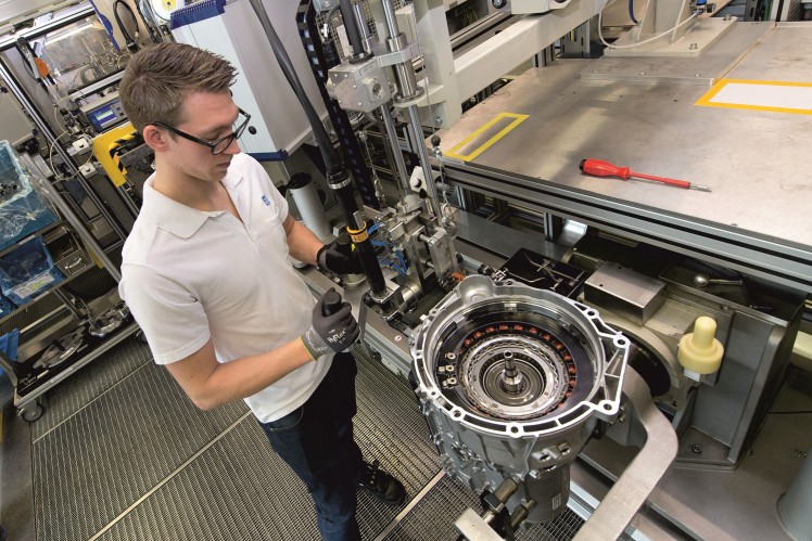 ザールブリュッケン工場で乗用車用 8 速ハイブリッド・トランスミッションを生産